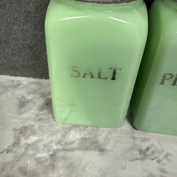 Vintage Square Green Jadeite Salt & Pepper Shakers McKee NICE Retro MCM - Picture 2 of 9